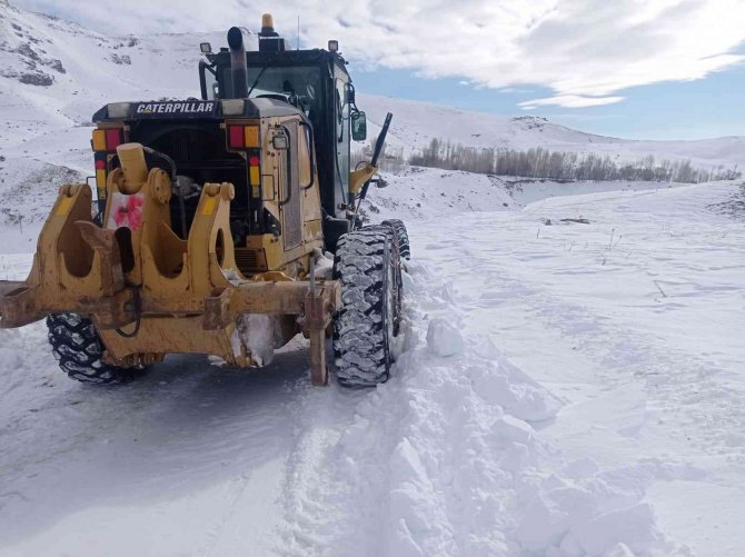 Kontrolden Çıkan Otomobil Dereye Uçtu: 2 Yaralı