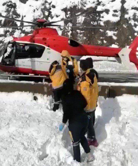 Ambulans Helikopter Kapanan Yolda Mahsur Kalan Bebek İçin Havalandı