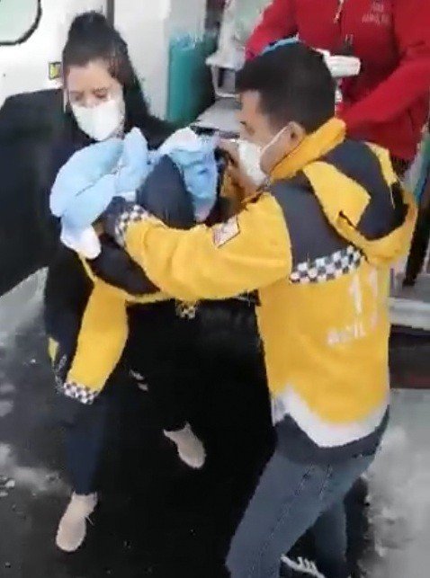 Ambulans Helikopter Kapanan Yolda Mahsur Kalan Bebek İçin Havalandı