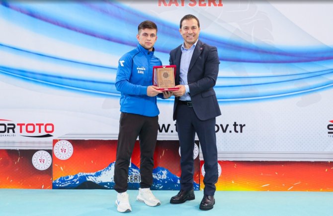 Sakarya’nın Güreş Takımı Minderin Tozunu Attı