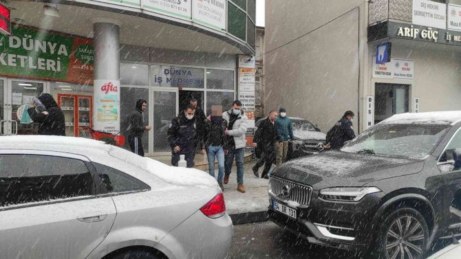 Poliklinikteki Alacak Verecek Meselesi Kanlı Bitti: 1 Yaralı