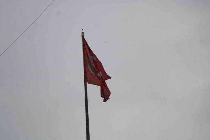 Samsun Şehir Merkezinde Aralıklarla Kar Yağışı