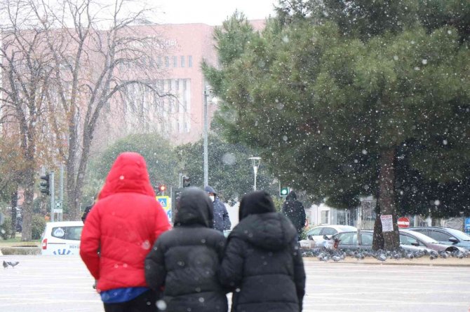 Samsun Şehir Merkezinde Aralıklarla Kar Yağışı