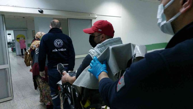 Çocukluk Arkadaşının Kardeşi Tarafından Bıçaklandı