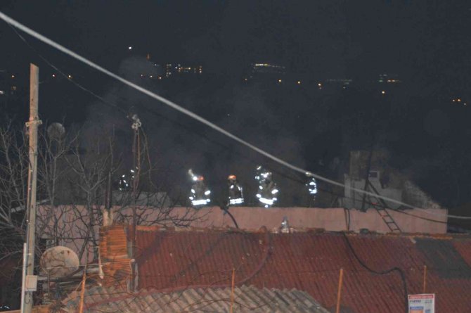 Sarıyer’de İki Katlı Binanın Çatısı Alev Alev Yandı