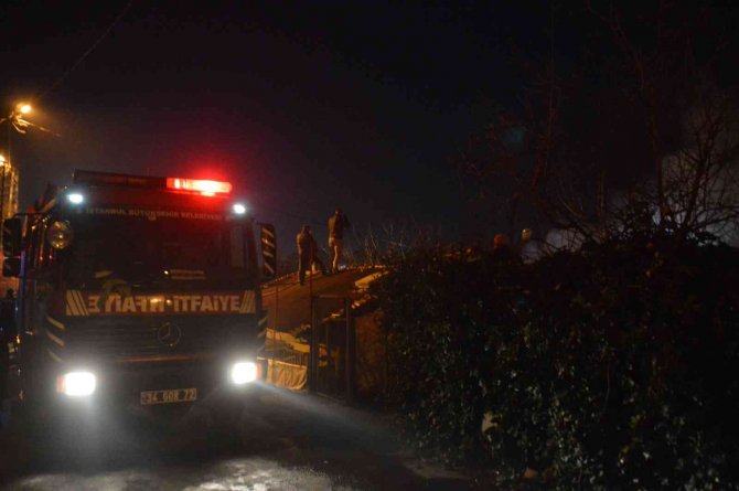 Sarıyer’de İki Katlı Binanın Çatısı Alev Alev Yandı