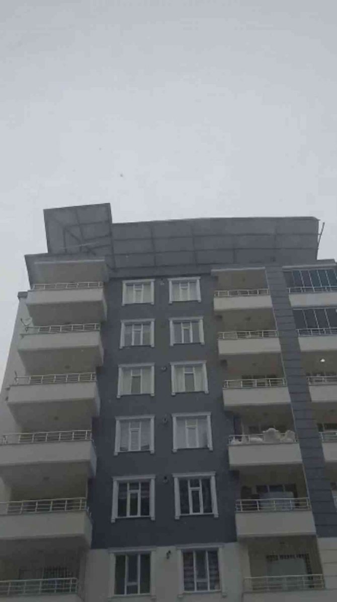 Siirt’te Şiddetli Rüzgar Bir Binanın Çatısını Uçurdu