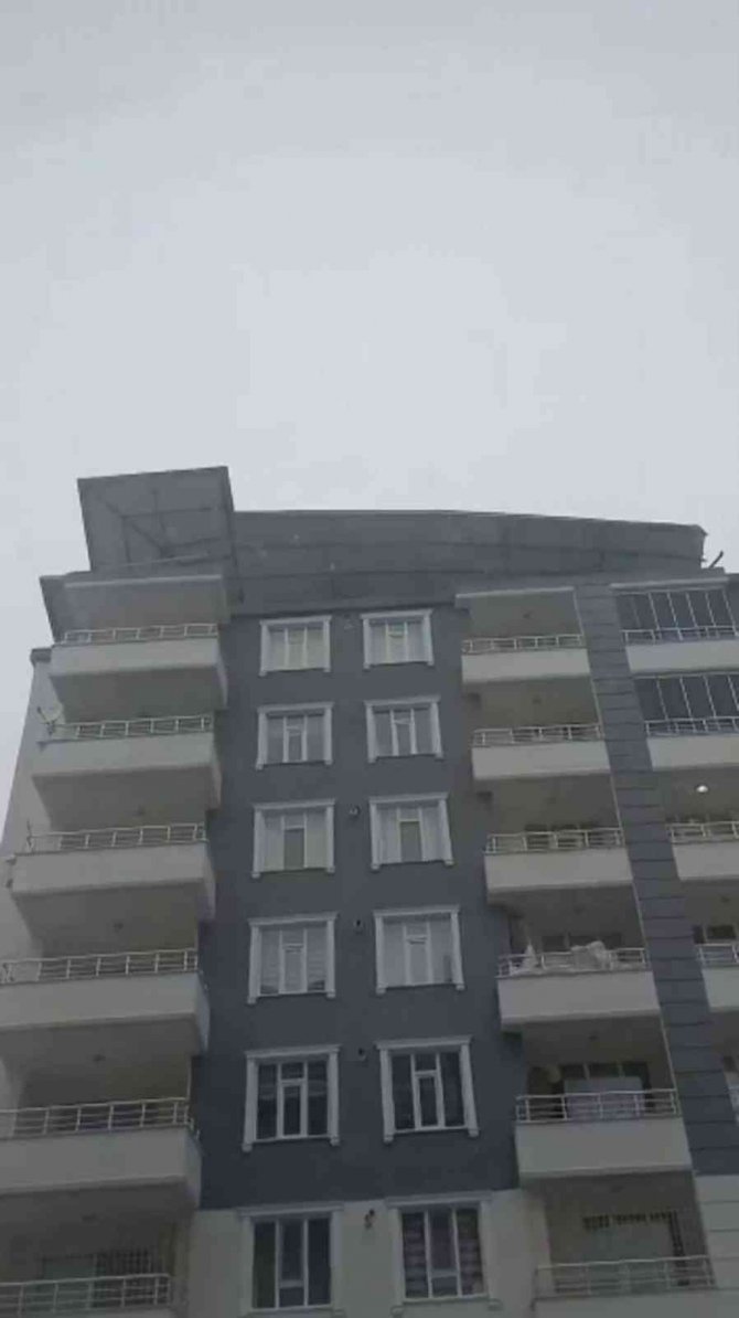 Siirt’te Şiddetli Rüzgar Bir Binanın Çatısını Uçurdu