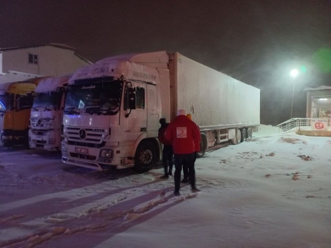 Yolda Kalan Sürücülere Yiyecek İkramı