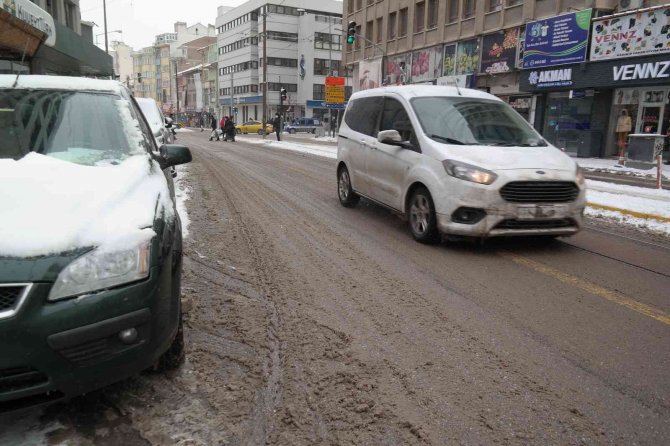 Eskişehir’de Yollar Çamurla Kaplandı