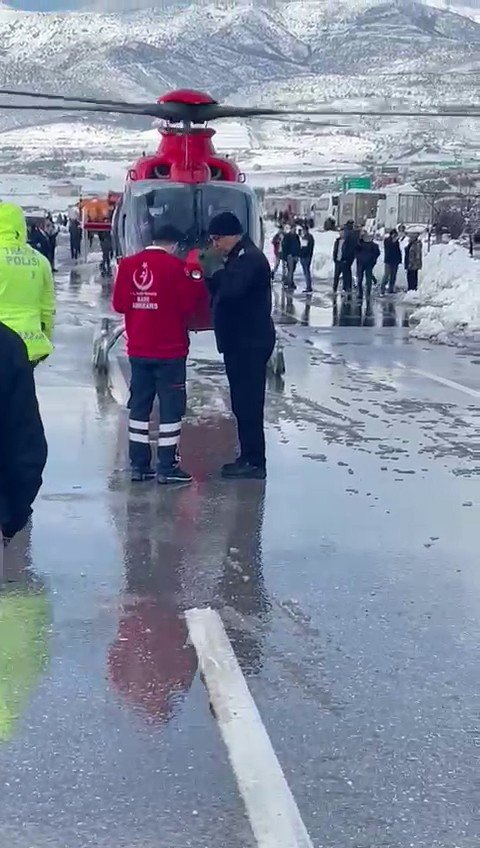 Karda Mahsur Kalan Yeni Doğan Bebek İçin Ambulans Helikopter Havalandı