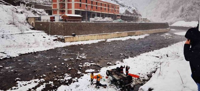 Karlı Yolda Kontrolden Çıkan Araç Dereye Uçtu: 1 Ölü, 1 Yaralı