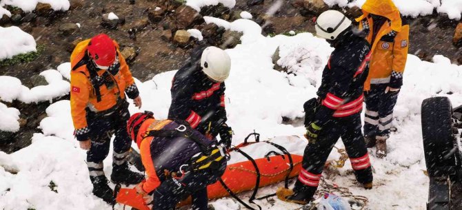 Karlı Yolda Kontrolden Çıkan Araç Dereye Uçtu: 1 Ölü, 1 Yaralı