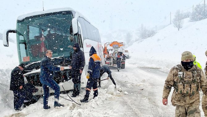 Kara Saplanan Otobüs Kurtarıldı