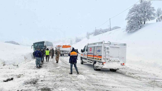 Kara Saplanan Otobüs Kurtarıldı