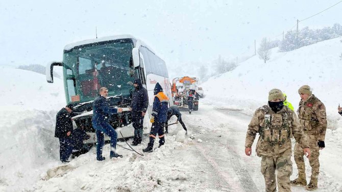 Kara Saplanan Otobüs Kurtarıldı