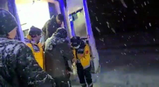 Tunceli’de Mahsur Kalan Hamile Kadının Ve Sağlık Ekiplerinin Yardımına Jandarma Koştu