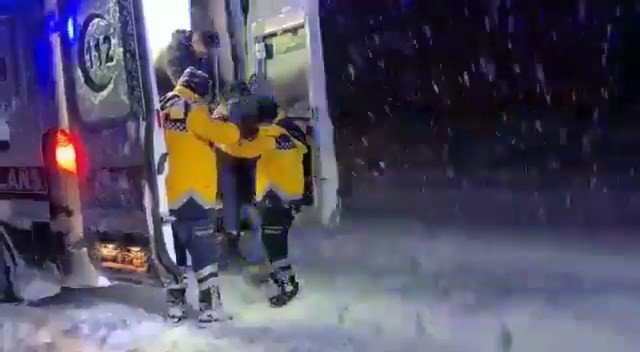 Tunceli’de Mahsur Kalan Hamile Kadının Ve Sağlık Ekiplerinin Yardımına Jandarma Koştu