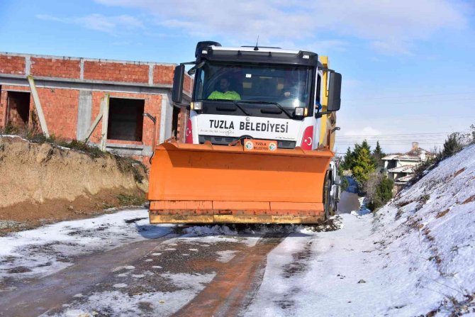 Tuzla Belediyesi Ekipleri Karla Mücadele Çalışmalarını Aralıksız Sürdürüyor