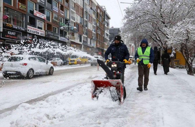 Van Büyükşehir Belediyesi 24 Saat İçerisinde 9 Bin Ton Karı Şehir Dışına Taşıdı