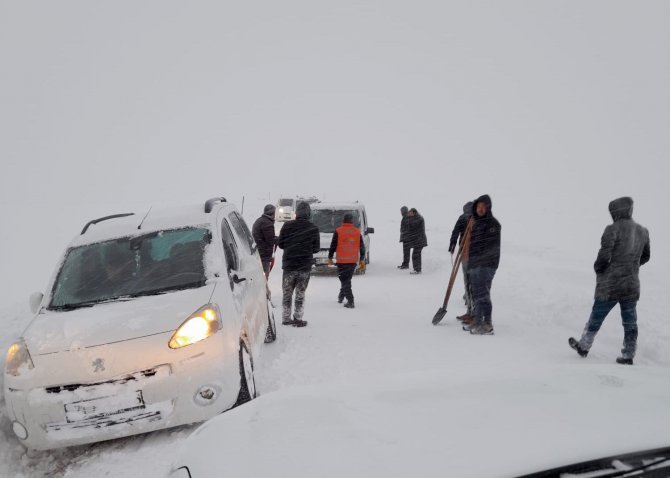 Van’da Tipide Mahsur Kalan Vatandaşlar İçin Seferber Oldular