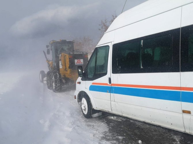 Van’da Tipide Mahsur Kalan Vatandaşlar İçin Seferber Oldular