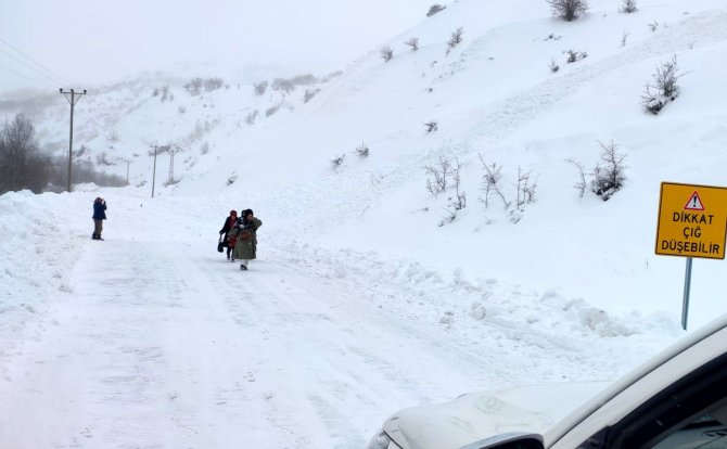 Van’da Tipide Mahsur Kalan Vatandaşlar İçin Seferber Oldular