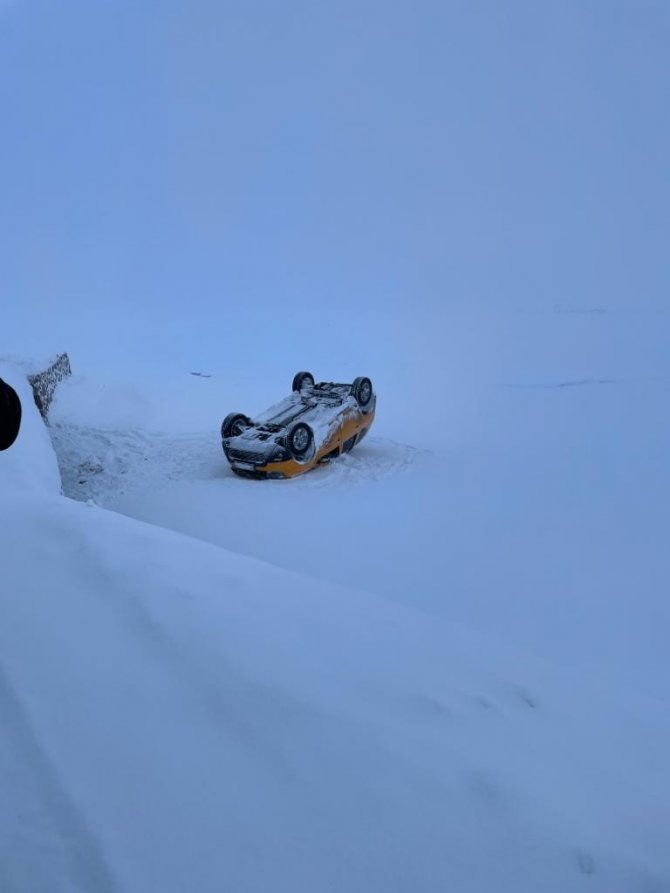 Yoldan Çıkan Taksi Takla Attı, Donma Tehlikesi Geçiren Sürücü Yaralı Kurtarıldı