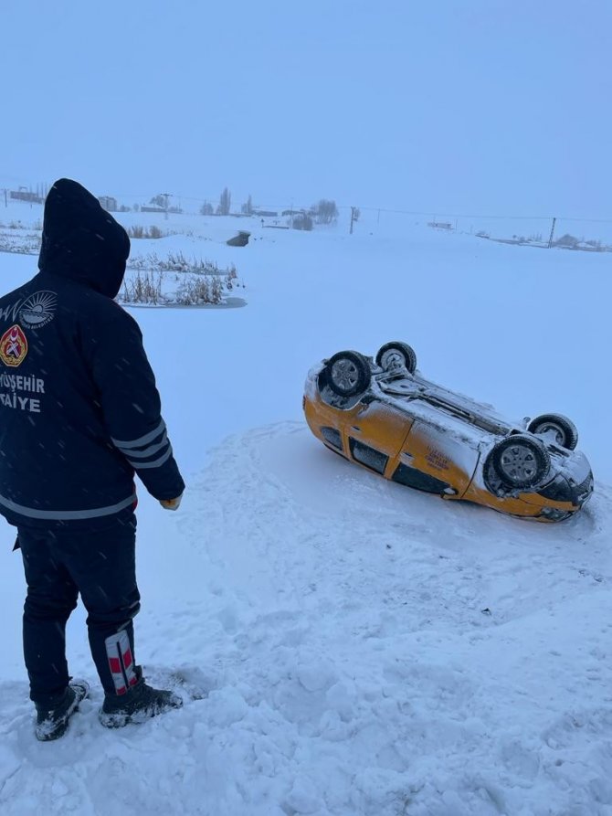 Yoldan Çıkan Taksi Takla Attı, Donma Tehlikesi Geçiren Sürücü Yaralı Kurtarıldı