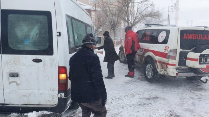 Yolda Mahsur Kalıp Donma Tehlikesi Geçiren Yolcular Kurtarıldı