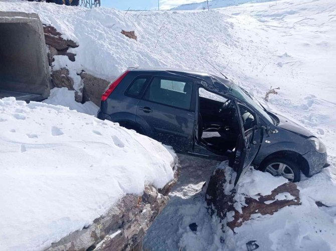 Kontrolden Çıkan Otomobil Dereye Uçtu: 2 Yaralı