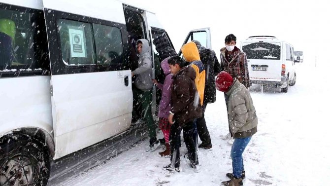 Yolda Kalan Öğrencilerin İmdadına Erciş Belediyesi Ekipleri Yetişti