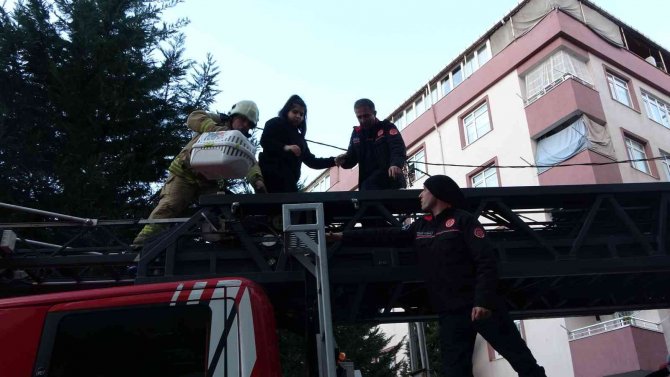 Yangın Nedeniyle Balkonda Mahsur Kalan Genç Kız İtfaiye Tarafından Kurtarıldı