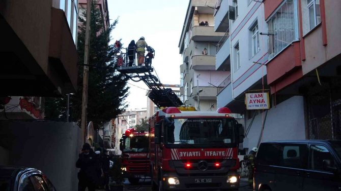 Yangın Nedeniyle Balkonda Mahsur Kalan Genç Kız İtfaiye Tarafından Kurtarıldı