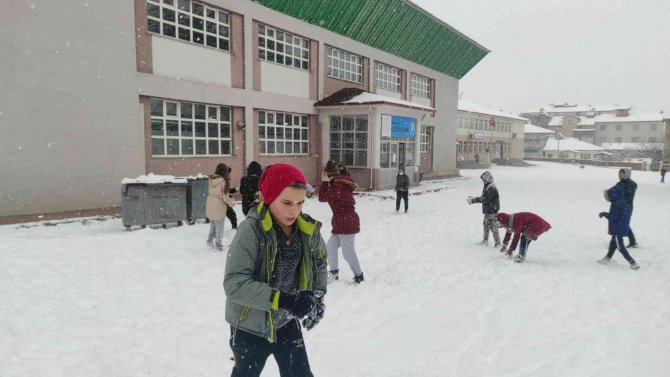 Yoğun Kar Yağışı Ulaşımı Etkiliyor