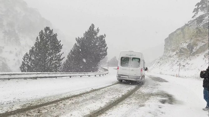 Yoğun Kar Yağışı Ulaşımı Etkiliyor