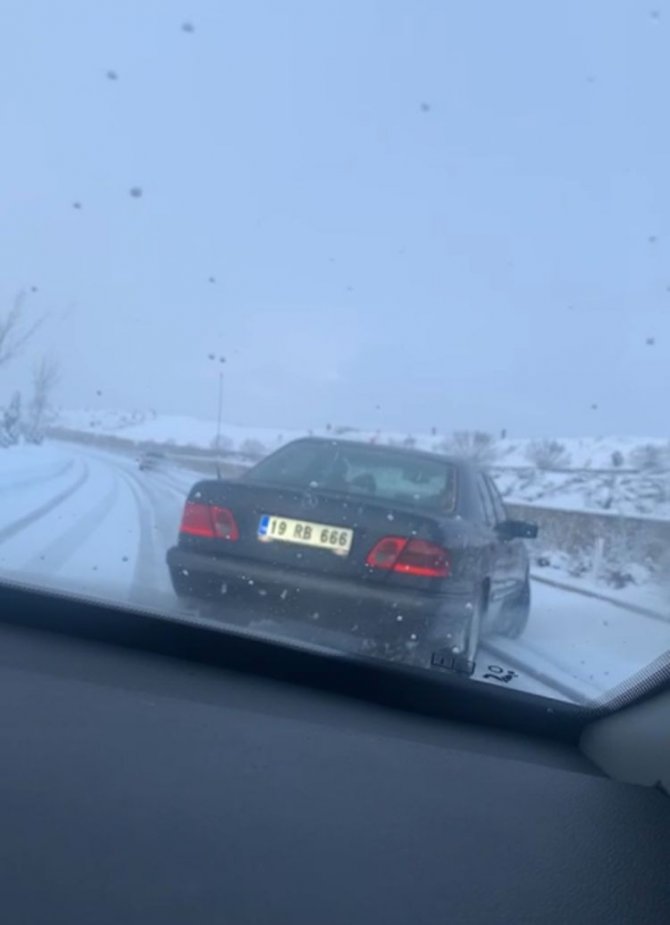 Buzlanan Yolda Araçlar İlerlemekte Güçlük Çekti