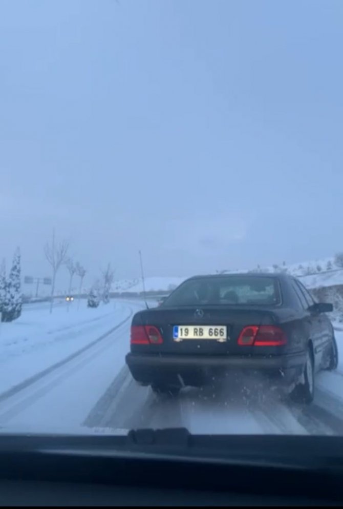 Buzlanan Yolda Araçlar İlerlemekte Güçlük Çekti