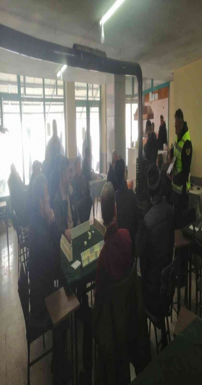 Jandarma Vatandaşı Trafik Kuralları Hakkında Bilgilendirdi