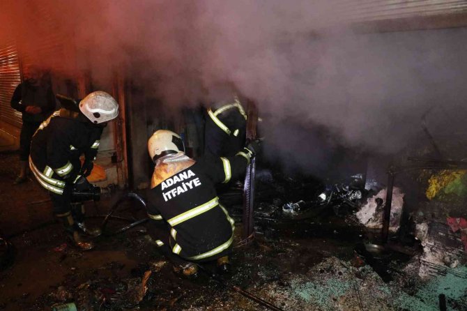 Adana’da Müstakil Evin Deposu Yandı: 3 Kişi Dumandan Etkilendi