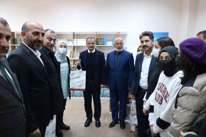 Adi̇mder Kütüphane Kurdu