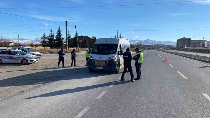 Emirdağ’da Jandarmadan İşçi Servislerine Denetim
