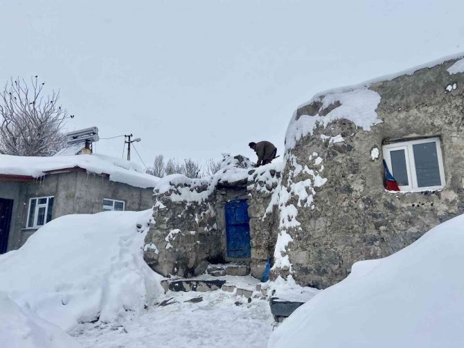 Ağrı’da Evler Kara Gömüldü