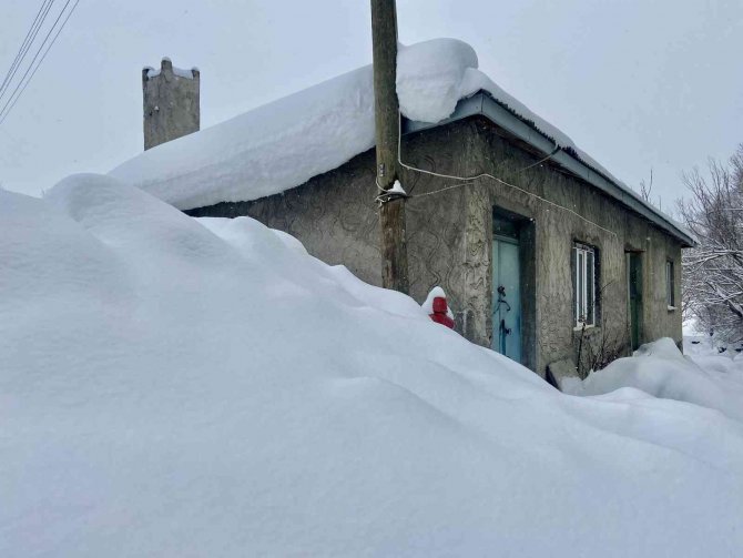 Ağrı’da Evler Kara Gömüldü
