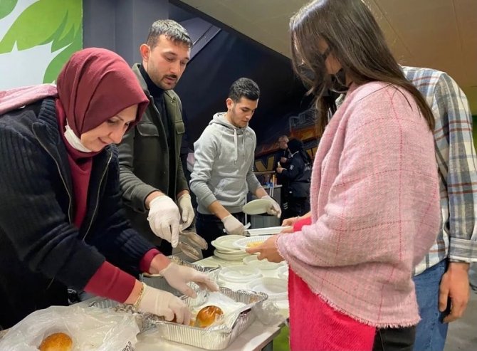 Üniversite Öğrencilerine Sınav Haftasında Ev Yapımı İkram