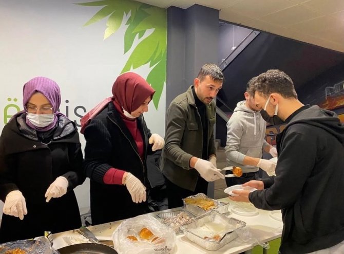 Üniversite Öğrencilerine Sınav Haftasında Ev Yapımı İkram