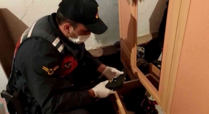 Aksaray’da Jandarmadan Kaçak Silah Ve Uyuşturucu Operasyonu