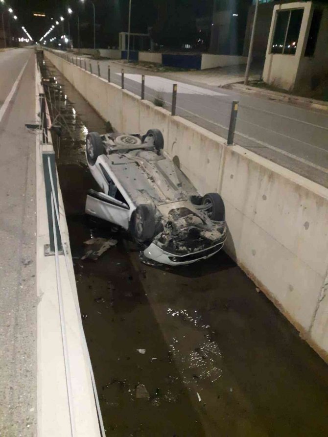 Aliağa’da Otomobil Su Kanalına Düştü: 1 Yaralı