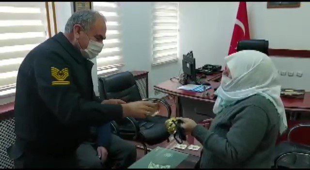 Yaşlı Kadını “Eline Kelepçe Takarım” Sözüyle Korkutarak Dolandırdı