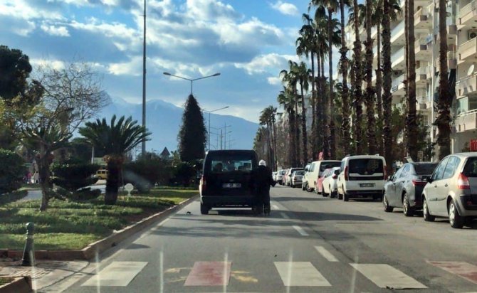 Araca Tutunan Patenli Arkadaşına Sarılarak Kazaya Davetiye Çıkardı